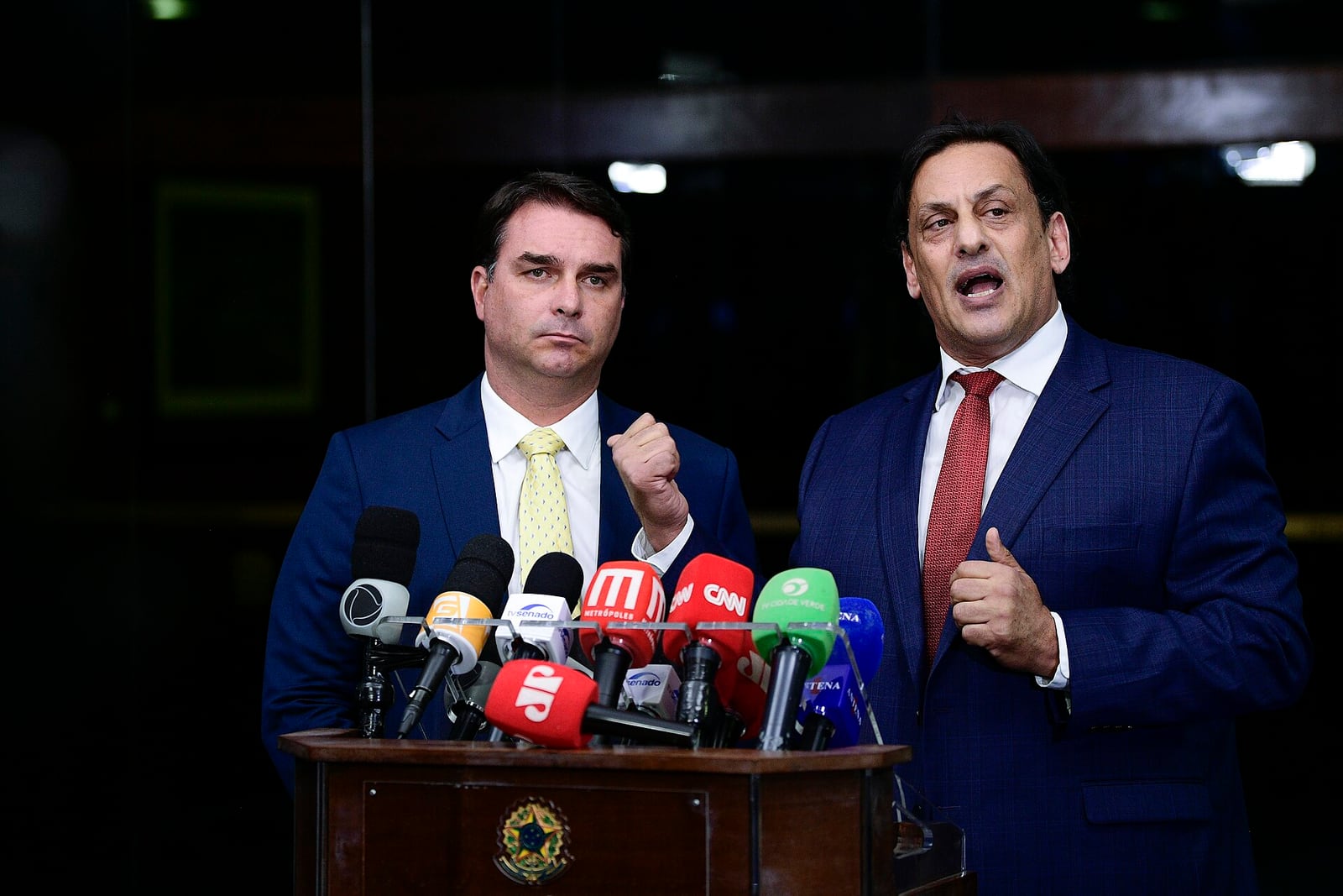 Senador Flávio Bolsonaro concede entrevista à imprensa ao lado do advogado Frederick Wassef.