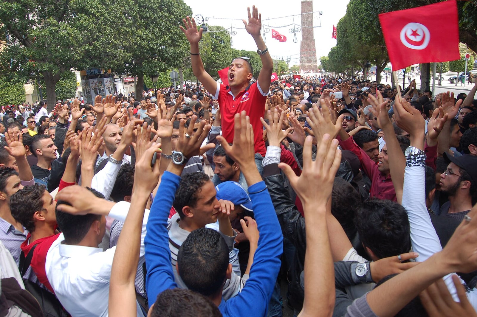 Manifestantes em Túnis durante ato contra o presidente Kais Saied (foto de scossargilbert, Wikimedia Commons, CC BY 2.0).