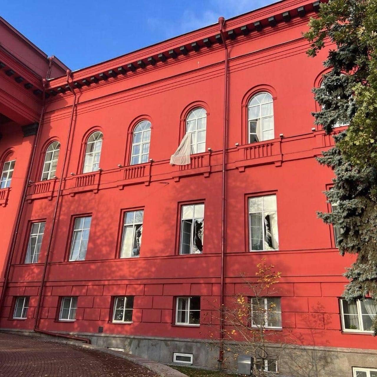 Prédio universitário em Kiev com janelas quebradas após ataques com mísseis russos. Foto de arquivo, de 10/10/2022.