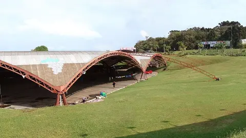 Pavilhões da Festa da Uva, em Caxias do Sul, perto de onde a condutora perdeu o controle do carro (foto de arquivo).