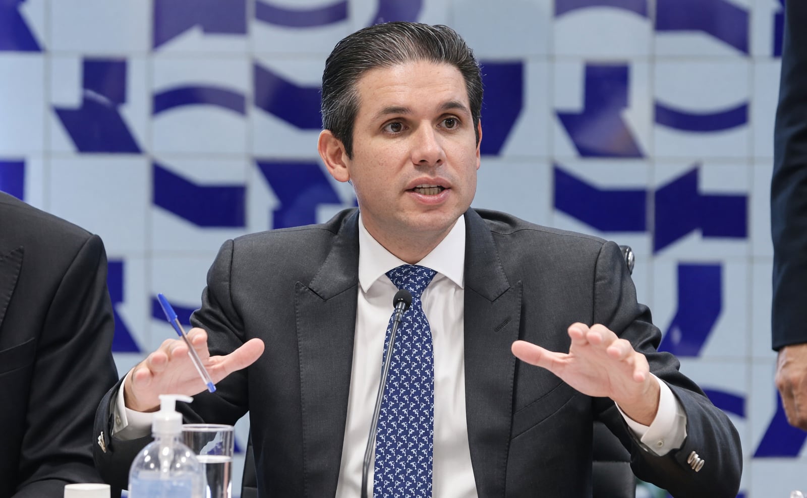 Hugo Motta fala em ato oficial sobre a proposta de voto distrital misto para 2034.