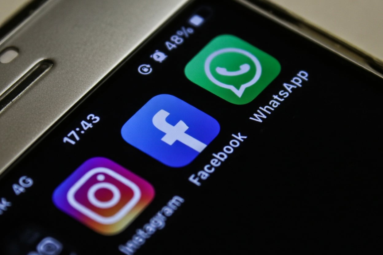 Ícones de Instagram, Facebook e WhatsApp, plataformas da Meta, na tela de um celular.