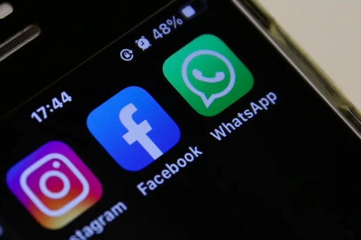 Celular com os ícones dos aplicativos Instagram, Facebook e WhatsApp, da Meta, em uma tela de smartphone