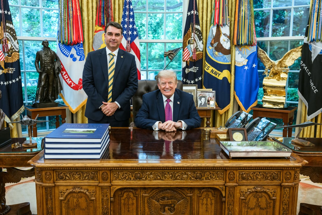 Donald Trump e Flávio Bolsonaro no Salão Oval, na Casa Branca.