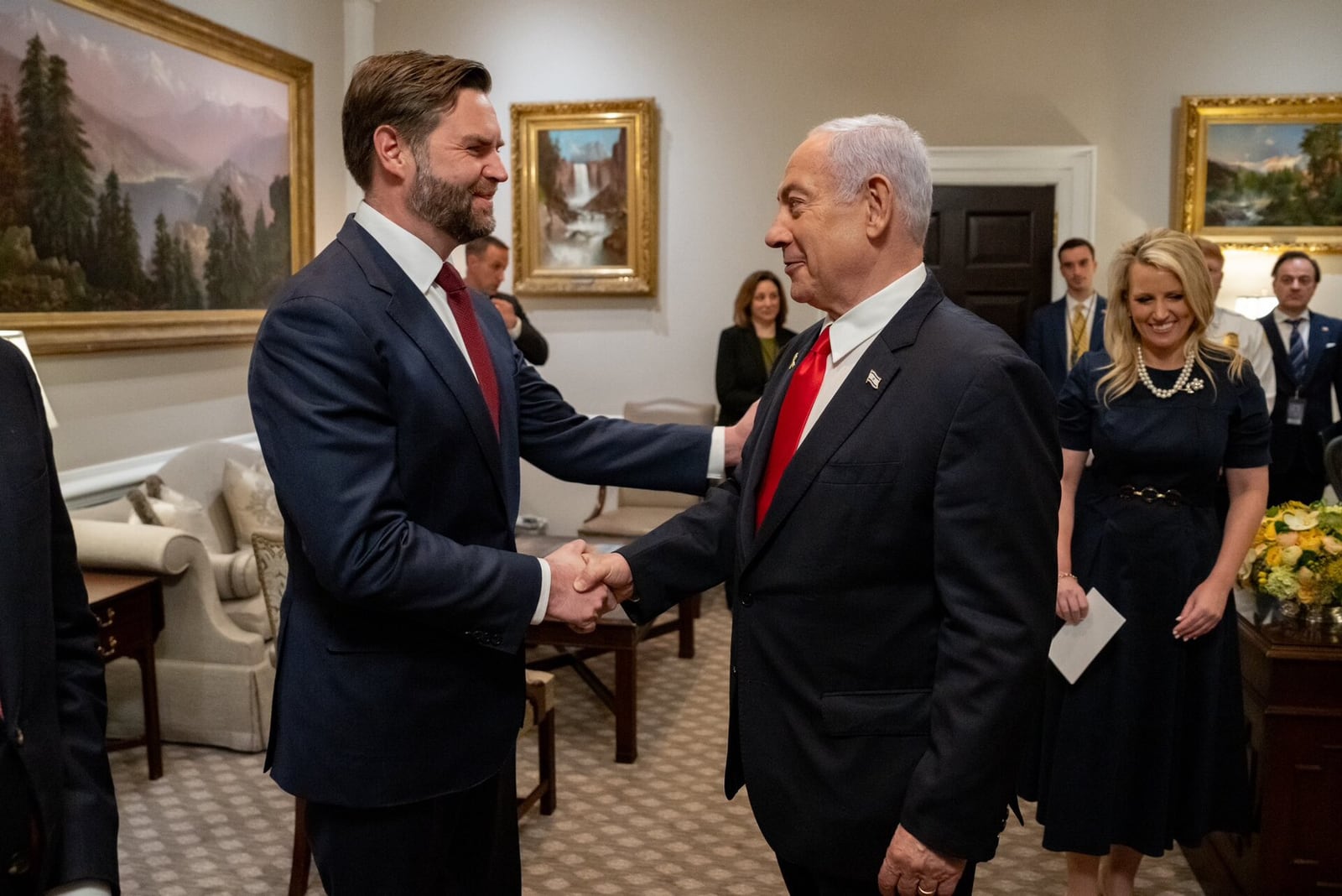 O vice-presidente dos EUA, JD Vance, cumprimenta o premiê israelense Benjamin Netanyahu em encontro oficial.