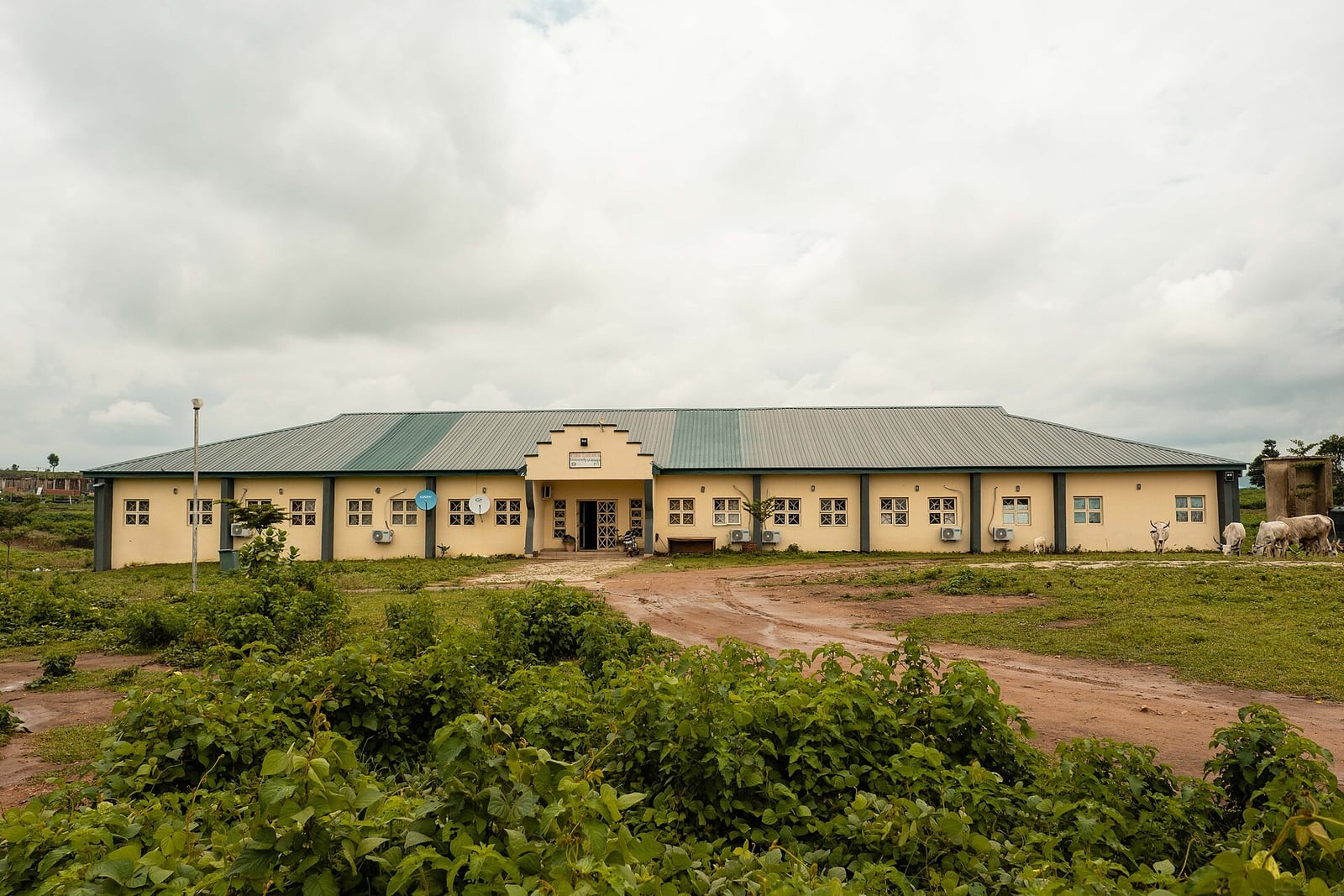 Prédio do Hospital Veterinário de Ensino da Universidade de Abuja, na capital nigeriana. (Foto: Habila Sani Mazawaje, CC BY-SA 4.0)