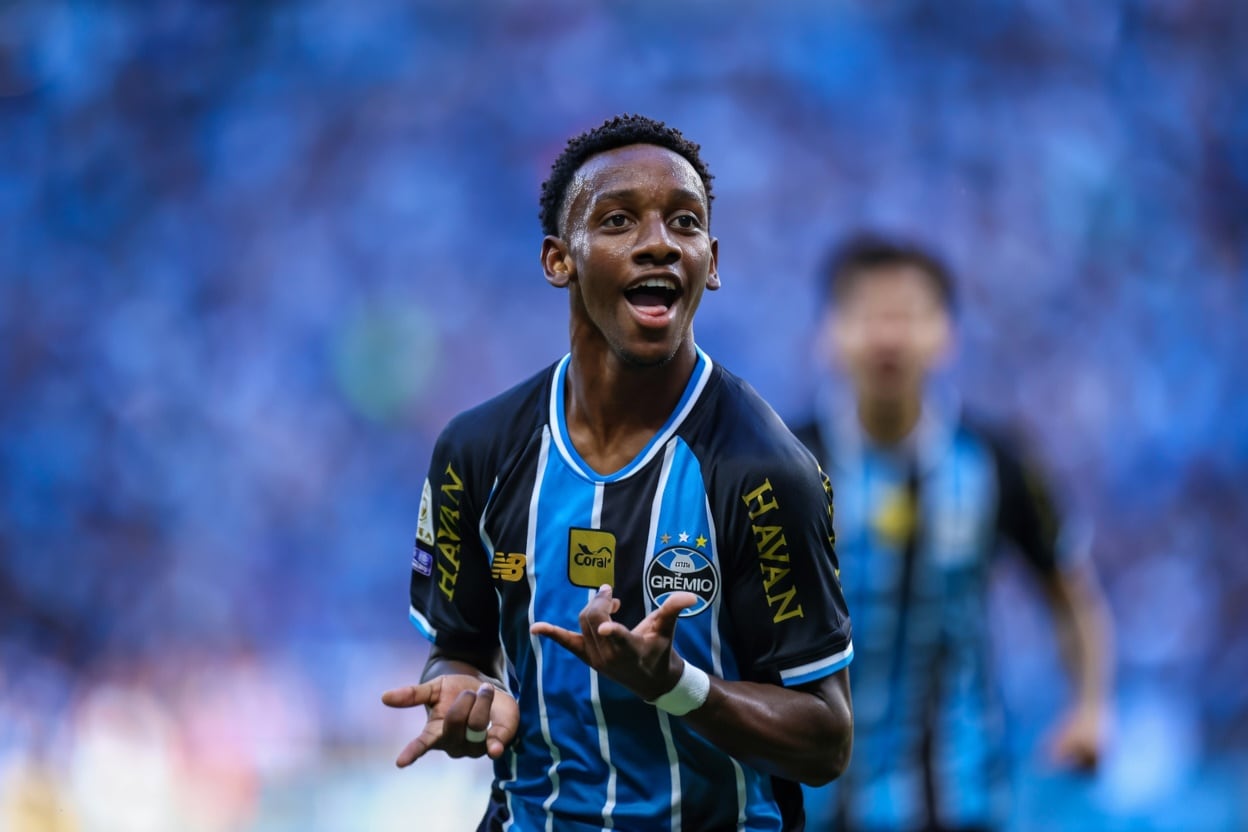 Jogador do Grêmio comemora durante partida do Brasileirão.