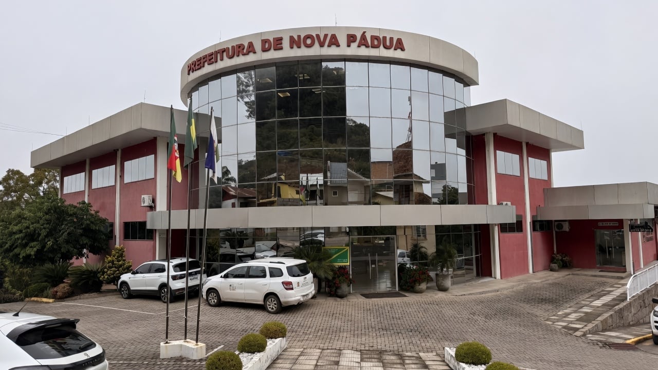 Fachada da Prefeitura de Nova Pádua, que abriu concurso com 21 cargos em cadastro de reserva.