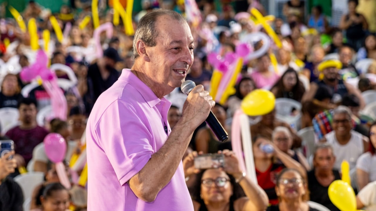 Omar Aziz discursa durante ato de campanha antes da eleição para o governo do Amazonas.