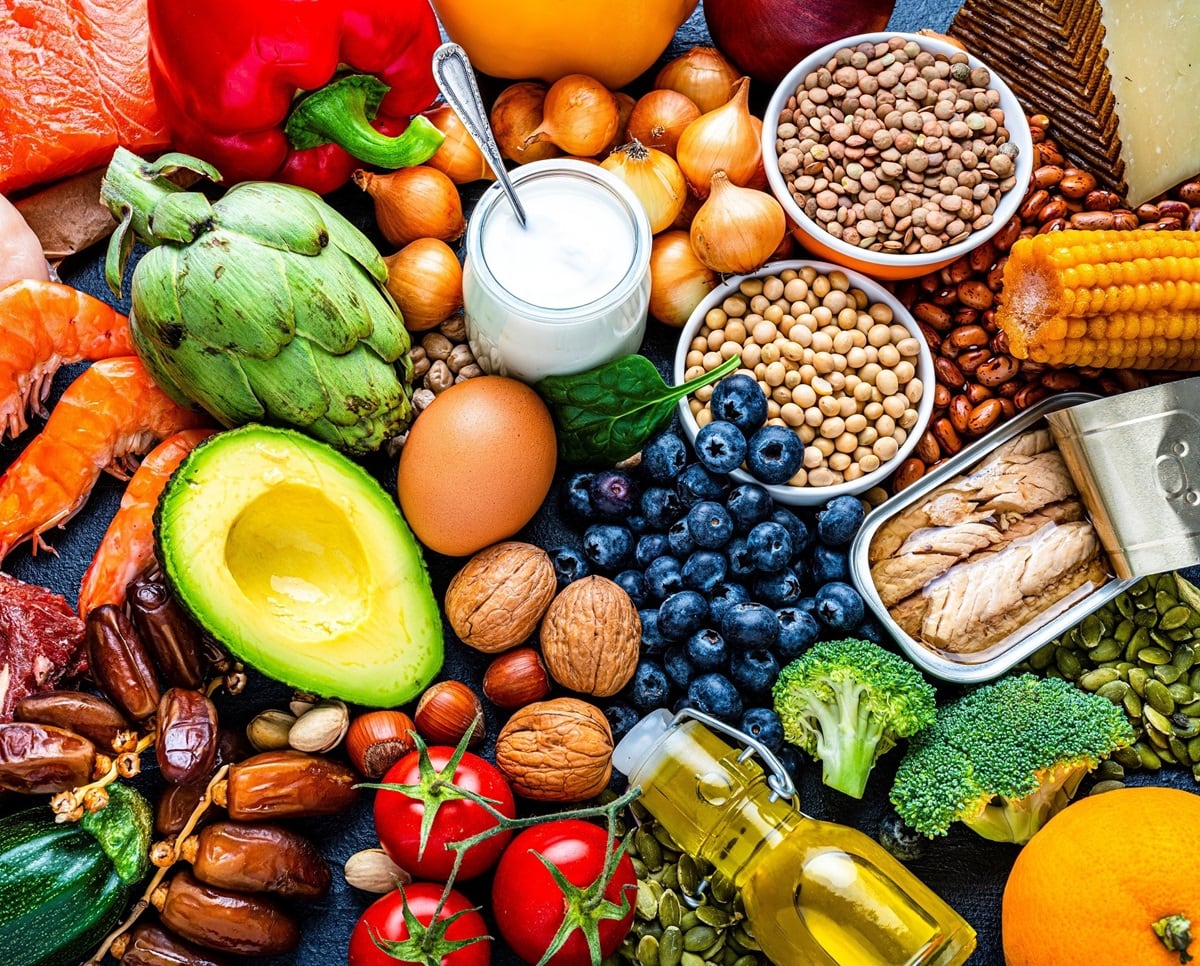 Alimentação saudável inclui frutas, verduras e fontes de fibra, segundo recomendações da OMS.