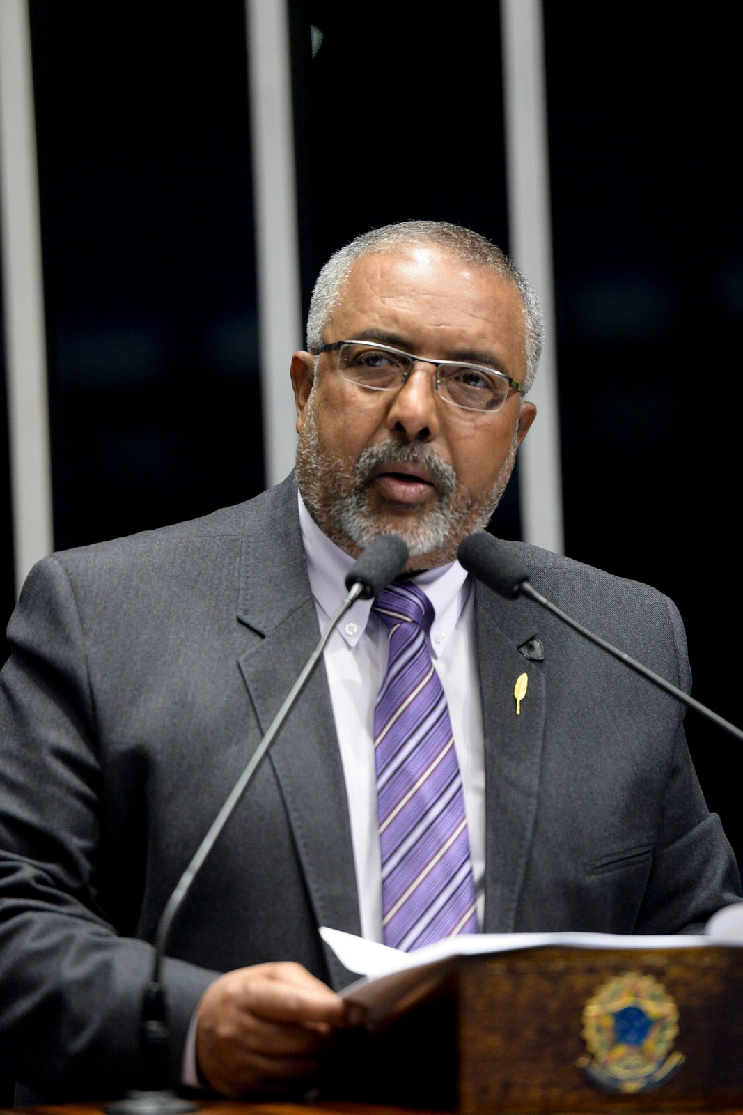 Senador discursa no Plenário do Senado Federal, em Brasília.