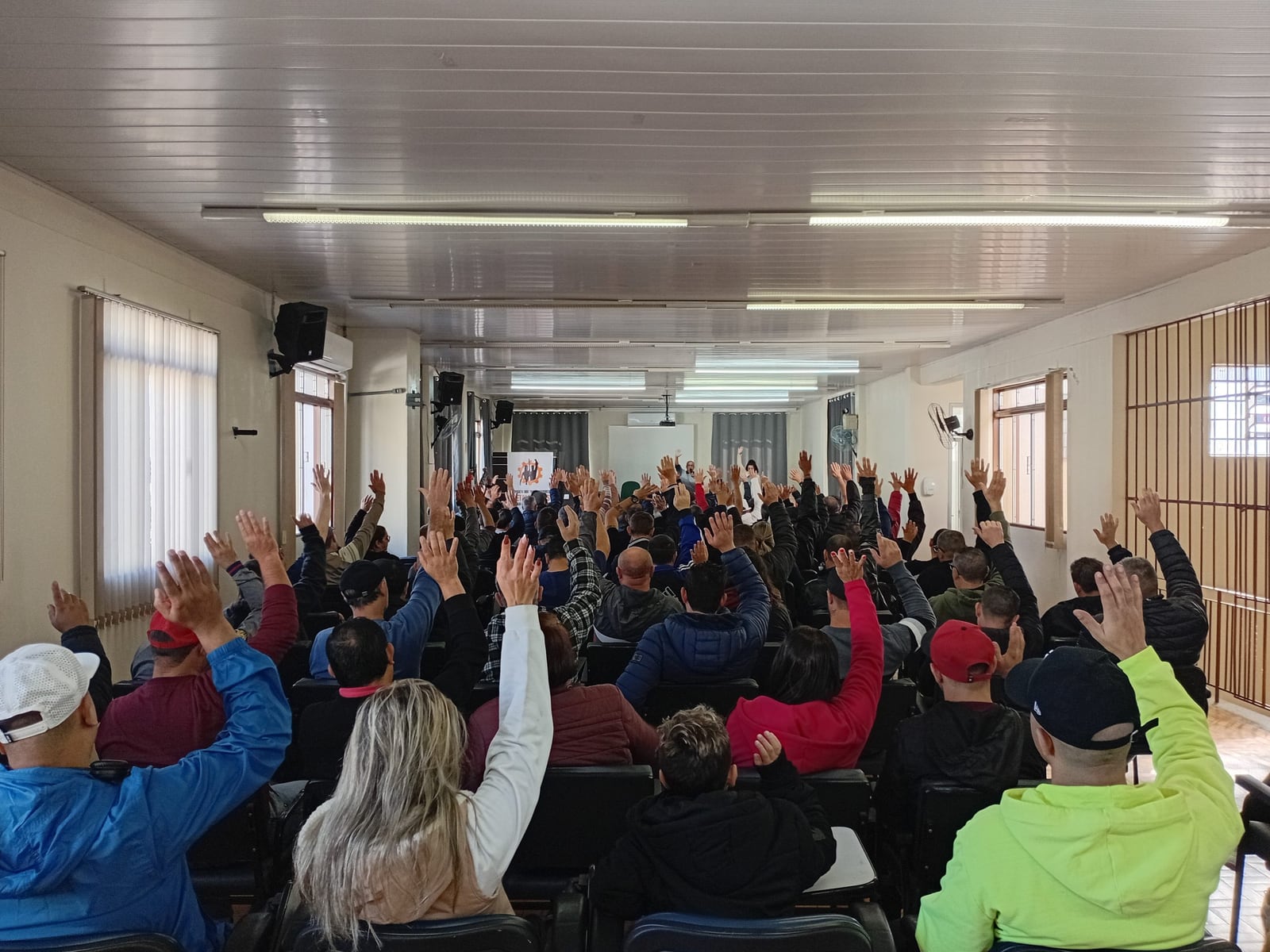 Metalúrgicos de Caxias do Sul votam com as mãos erguidas em assembleia sobre a pauta da Campanha Salarial.