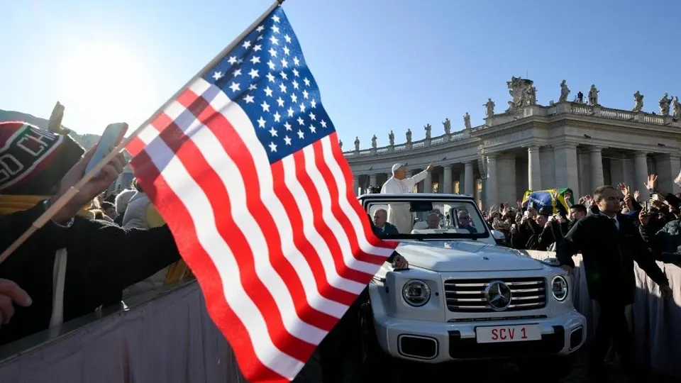Papa Leão XIV acena aos fiéis na Praça de São Pedro, no Vaticano.