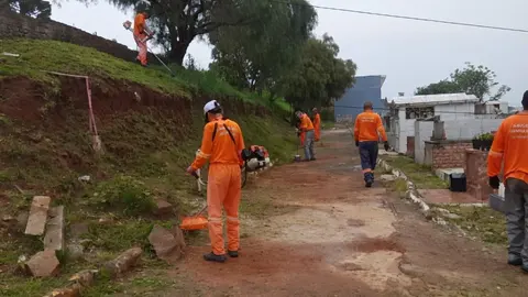 Hemocentro com portas fechadas em dia de feriado, com placa de aviso e sem movimento de pessoas na calçada