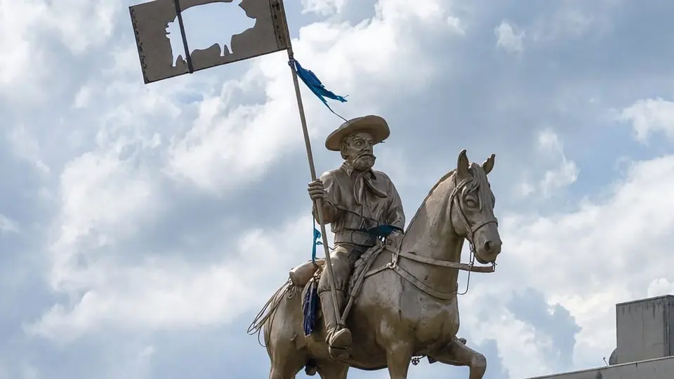 Monumento ao gaúcho a cavalo em Passo Fundo, cidade que recebe a Copa Cidade de Hipismo.