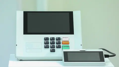 Urna eletrônica modelo UE2020, usada na votação do 2º turno das Eleições 2026 em Passo Fundo.