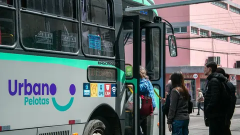 Passageiros embarcam em ônibus em Pelotas; a rodoviária espera 20% mais passageiros no feriadão de Finados.