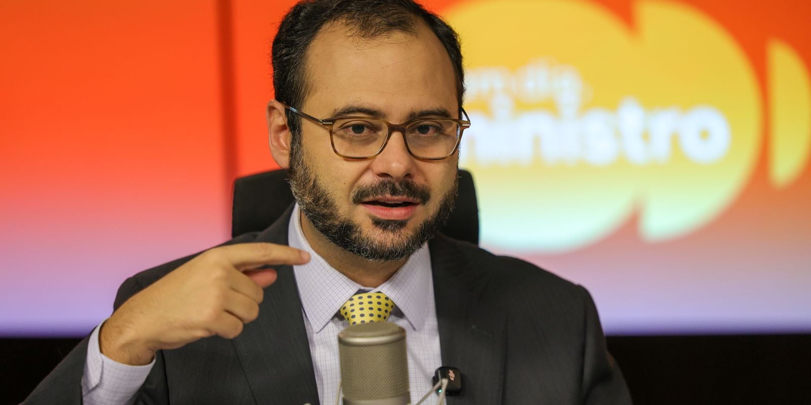 O ministro Paulo Pereira fala sobre o perdão das dívidas de microempreendedores individuais (MEIs) em entrevista.