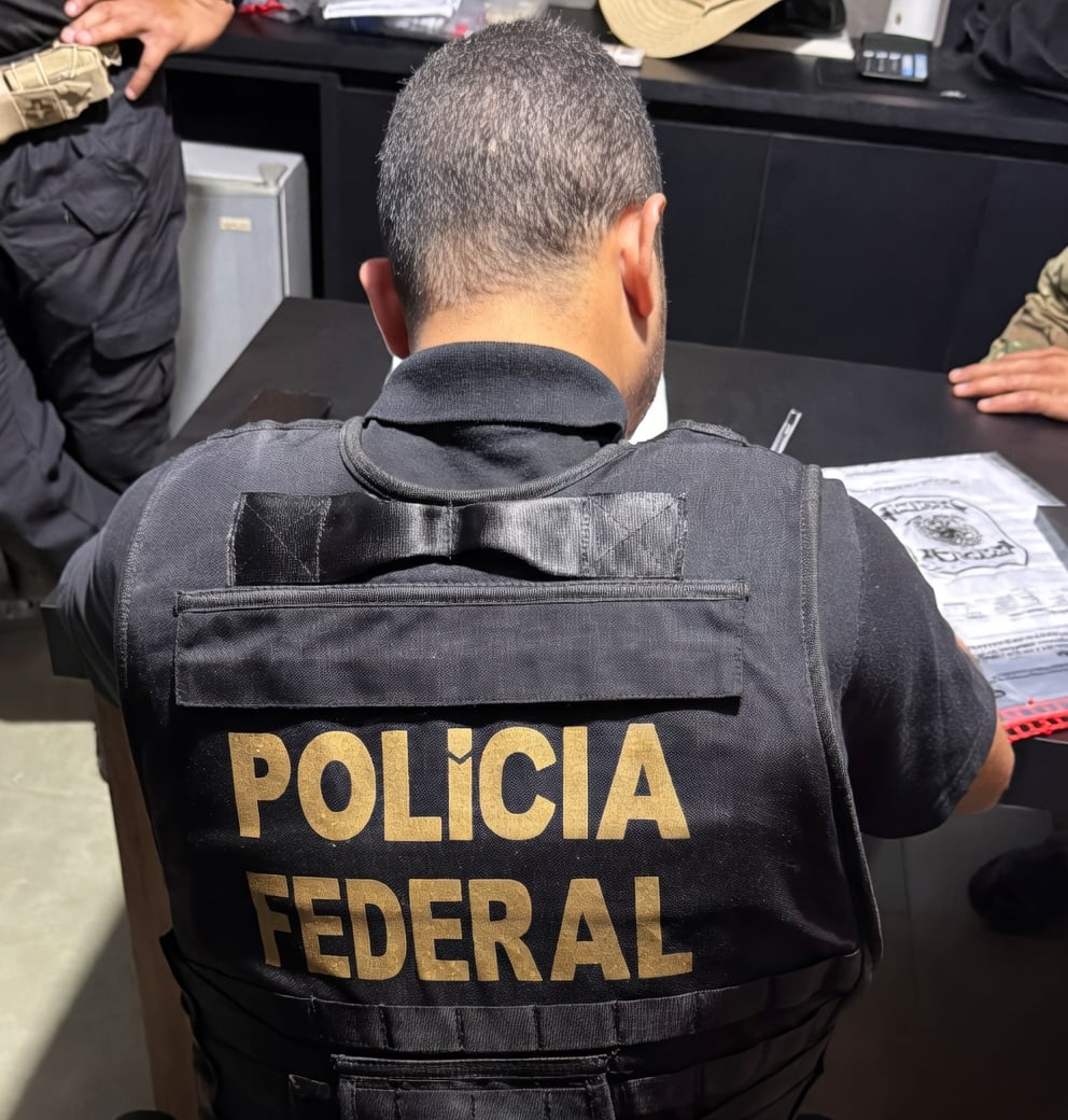 Agente da Polícia Federal durante operação contra fraudes bancárias.