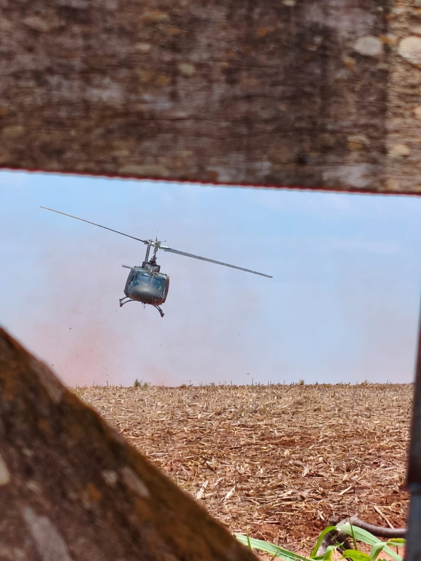 Helicóptero sobrevoa área rural durante a operação de combate ao cultivo ilegal de cannabis no Paraguai.