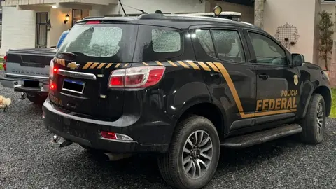 Viatura da Polícia Federal durante operação de combate a grupo suspeito de causar prejuízo a investidores.