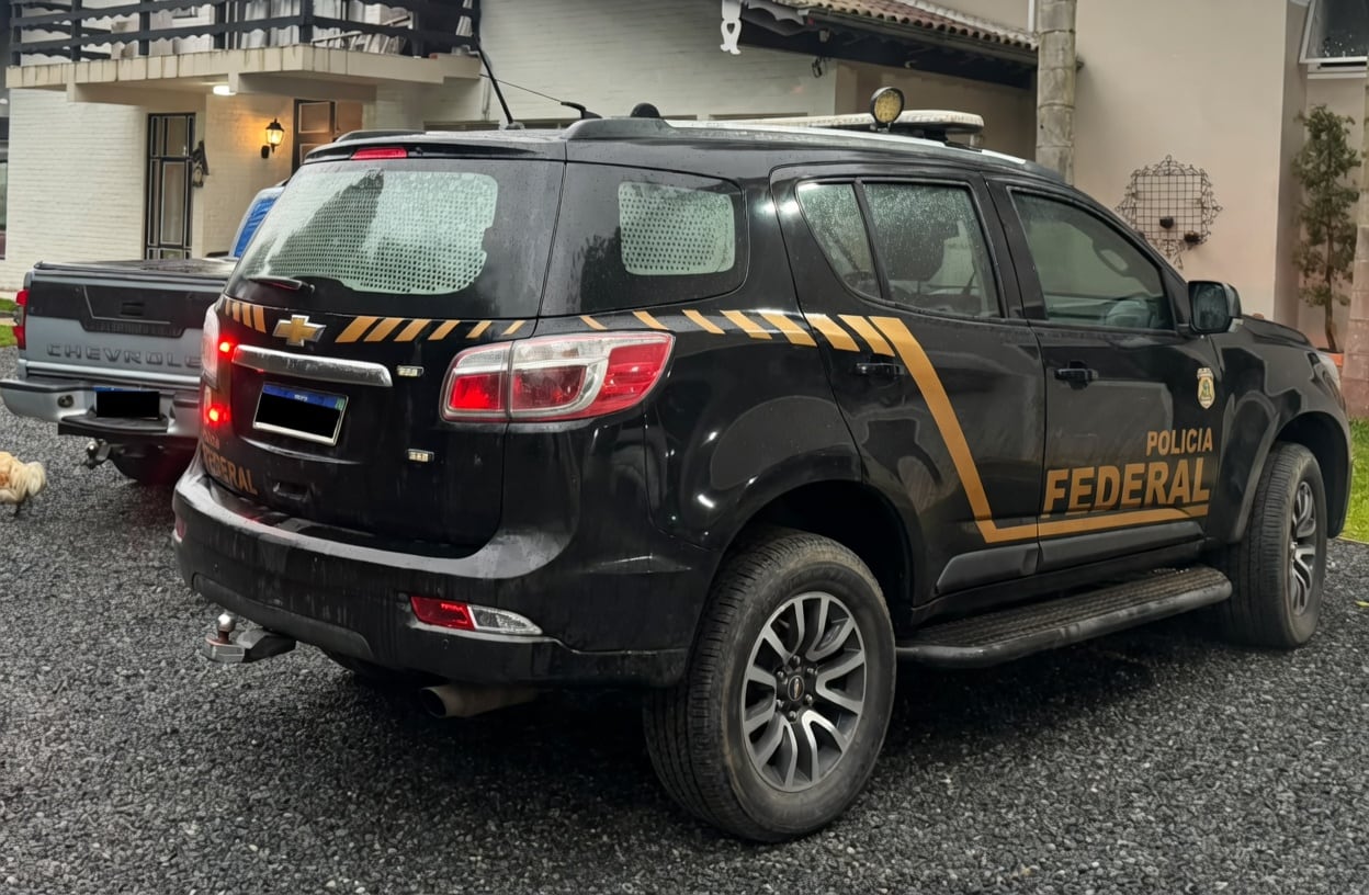 Viatura da Polícia Federal durante operação de combate a grupo suspeito de causar prejuízo a investidores.