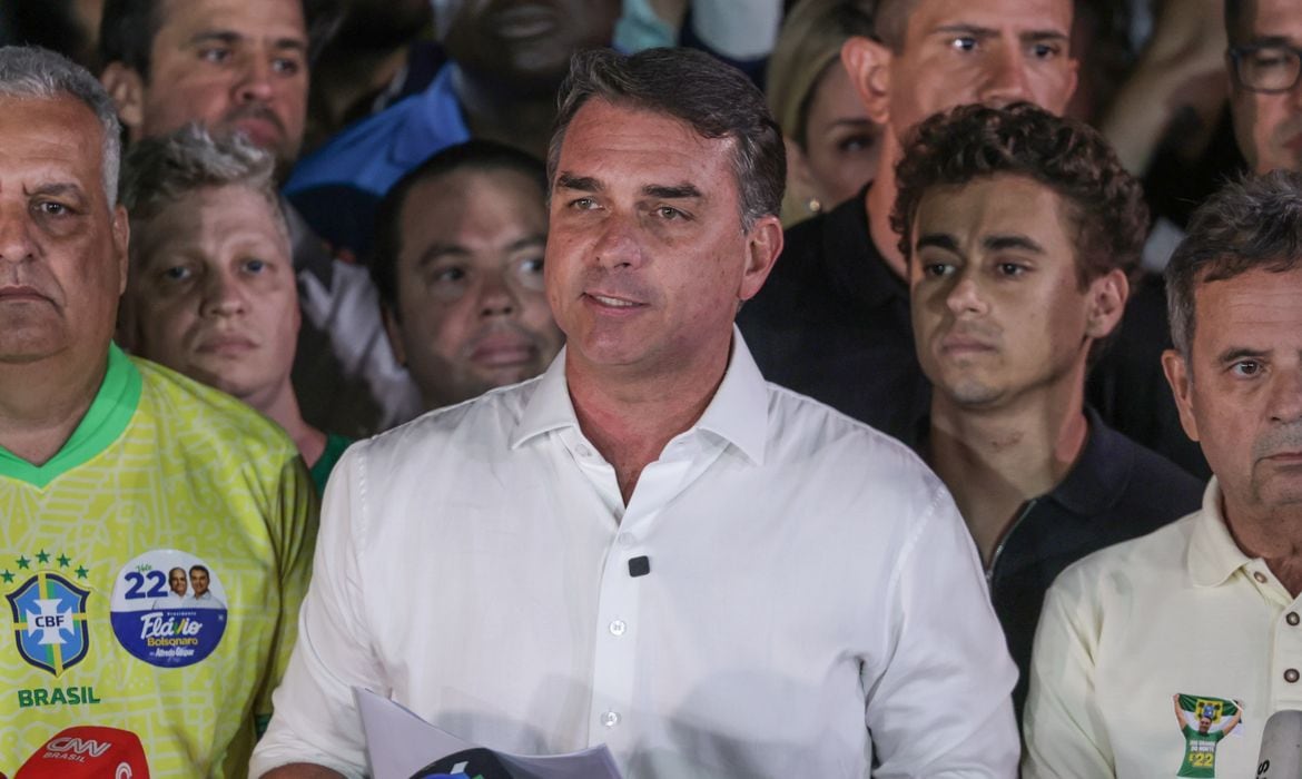 Flávio Bolsonaro fala à imprensa em ato público.