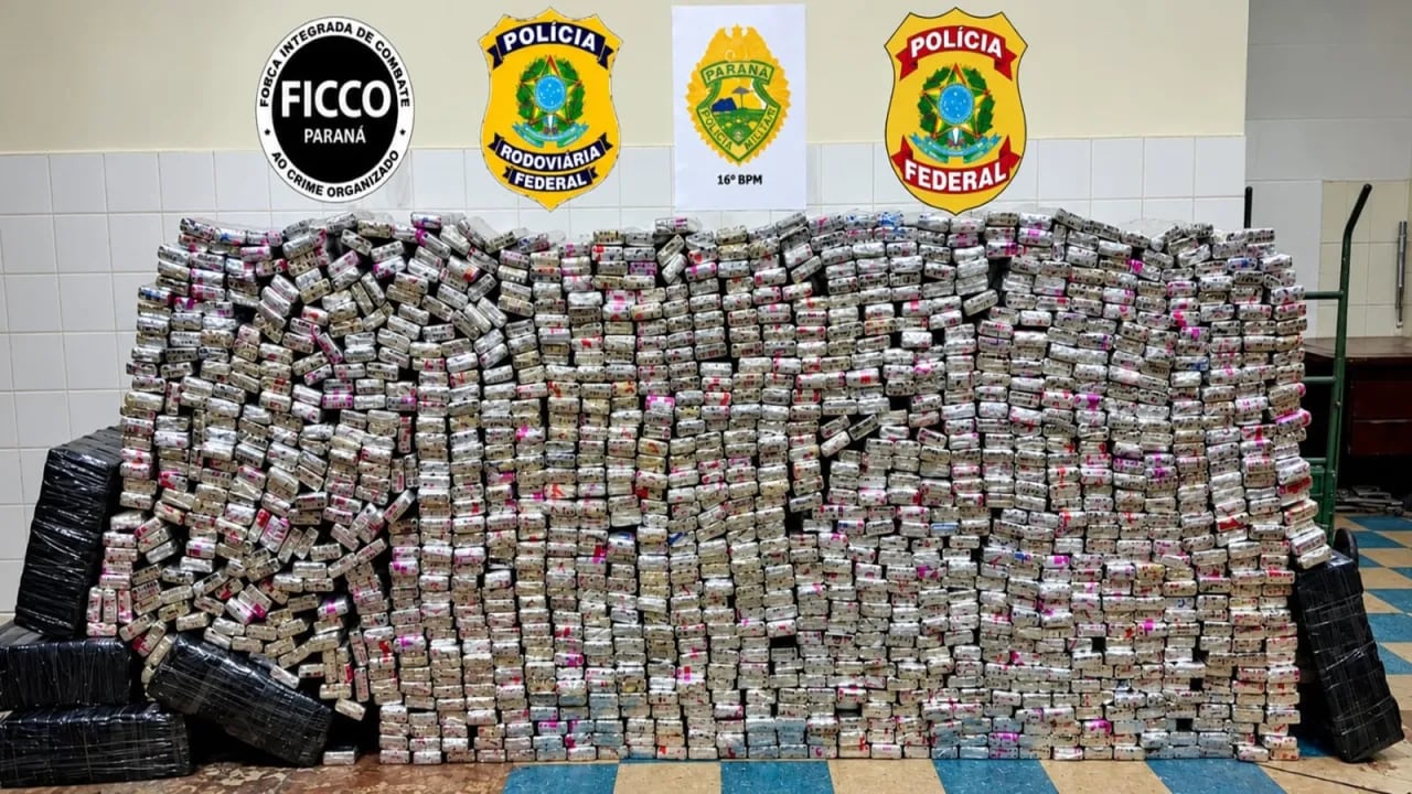 Forças de segurança apreendem mais de uma tonelada de maconha escondida em caminhão na BR-277, próximo a Guarapuava (PR).