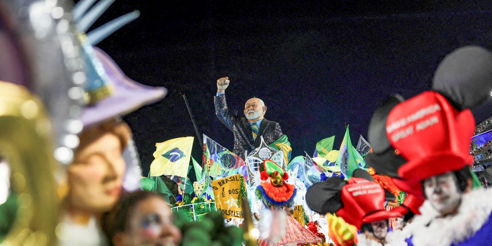 Carro alegórico da Acadêmicos de Niterói no Carnaval de 2026 homenageia Lula; a PGE defende que o desfile não configurou propaganda antecipada.