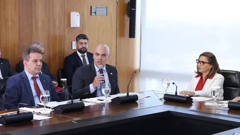 Alexandre de Moraes participa de cerimônia de sanção de leis e assinatura de decretos de proteção às mulheres.