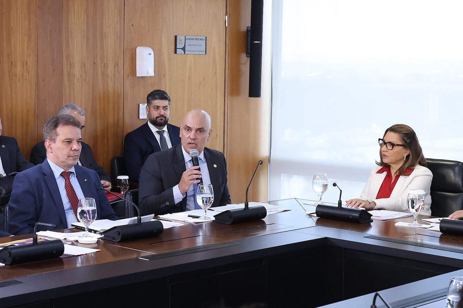 Alexandre de Moraes participa de cerimônia de sanção de leis e assinatura de decretos de proteção às mulheres.