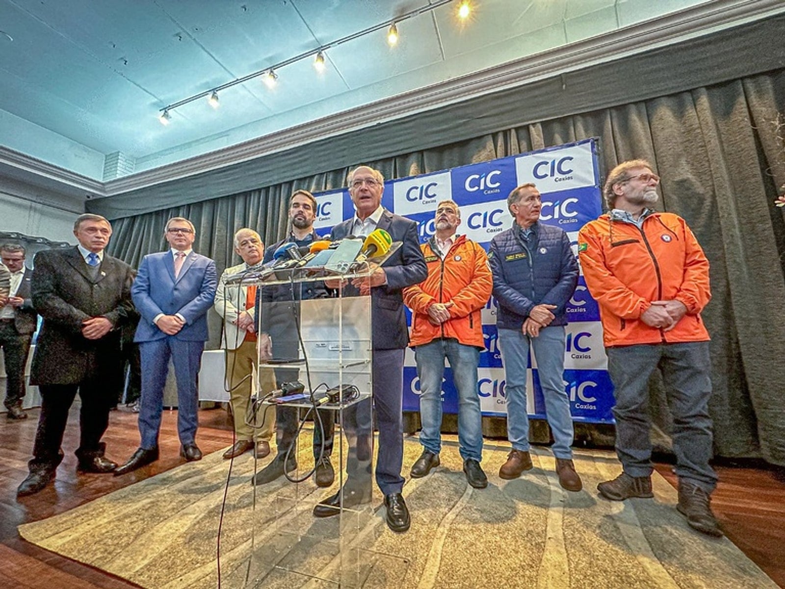 Presidente Lula discursa em ato oficial em Caxias do Sul, com autoridades ao redor.