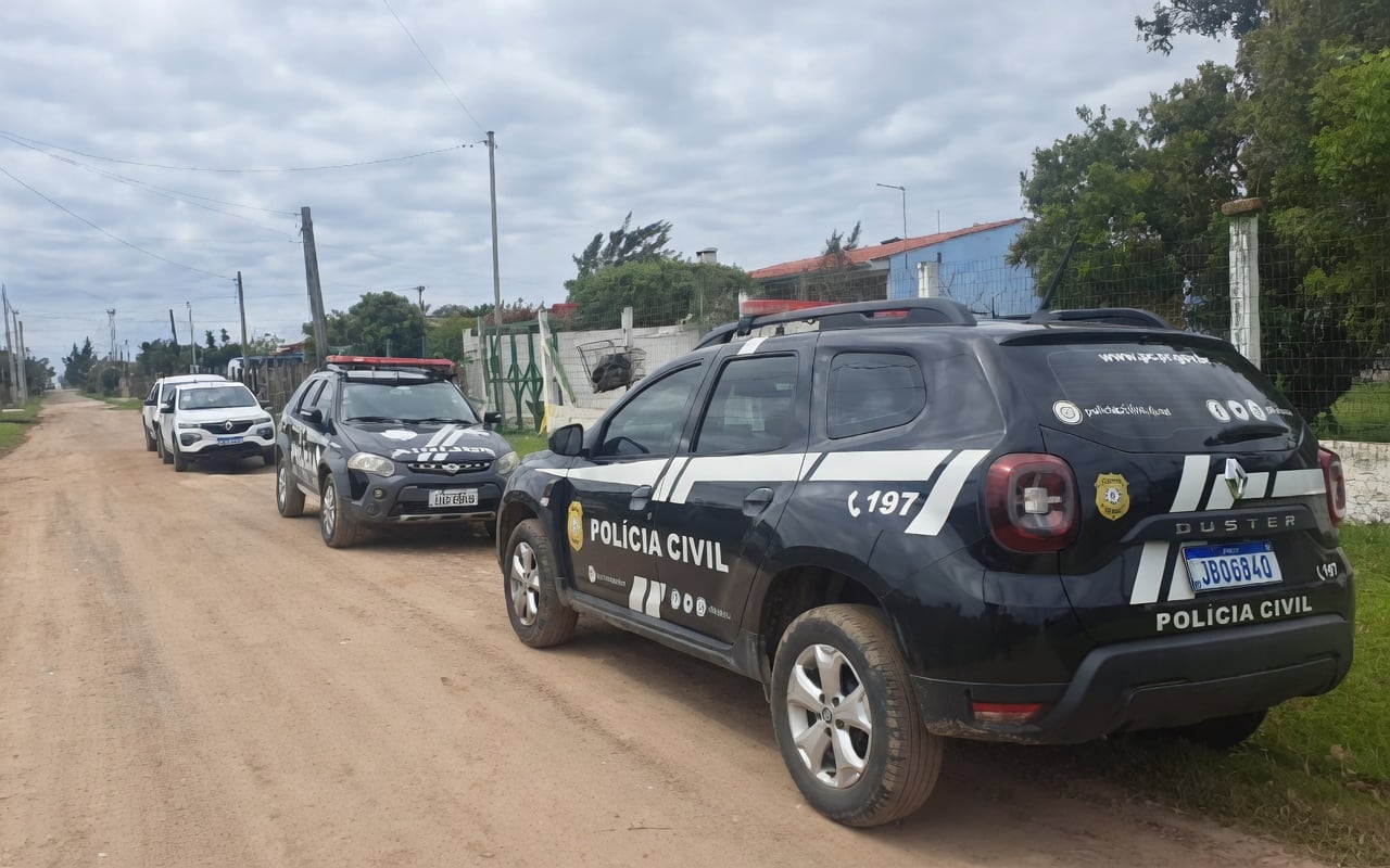 Viaturas da Polícia Civil no local de operação que fechou clínica clandestina em Balneário Pinhal e resgatou 13 pessoas.