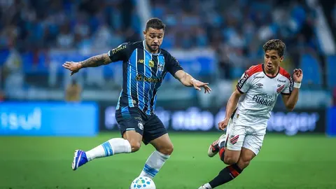 Grêmio e Athletico-PR em lance da partida pelo Campeonato Brasileiro 2026.