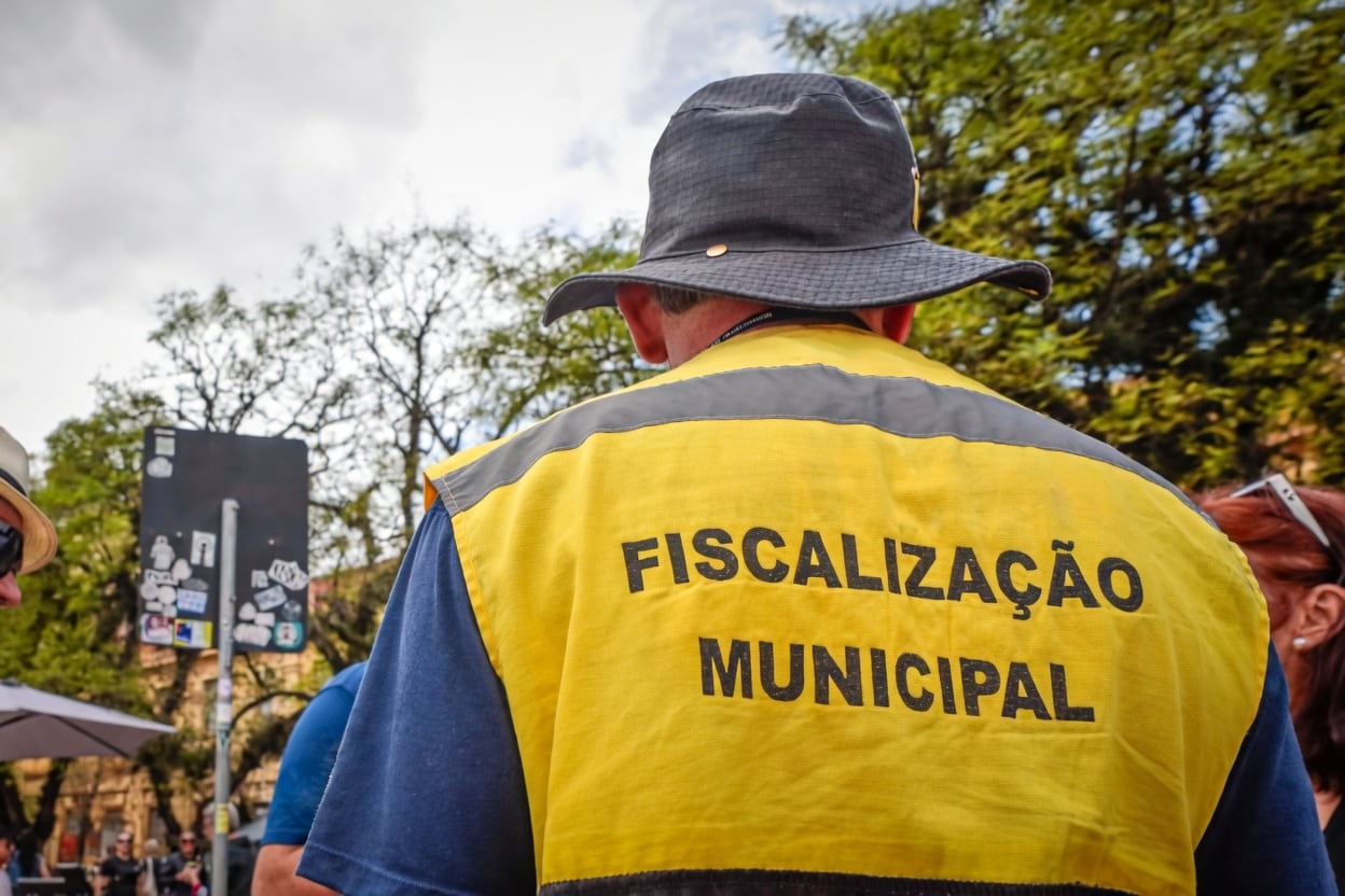 Agente de fiscalização municipal em área pública de Porto Alegre, durante a operação de limpeza do segundo turno.