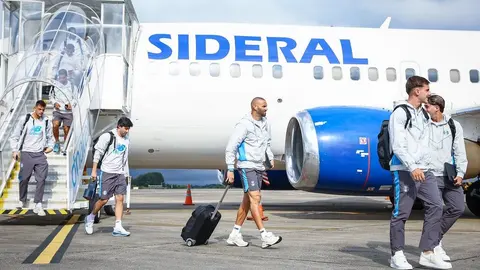 Delegação do Grêmio desembarca em Curitiba para o jogo contra o Athletico, pela 33ª rodada.