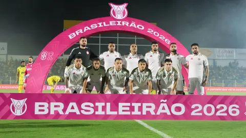 Elenco do Inter posa antes de partida do Brasileirão 2026, em Mirassol.