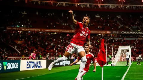 Jogador do Inter comemora gol no Beira-Rio, estádio onde o clube recebe o Coritiba.