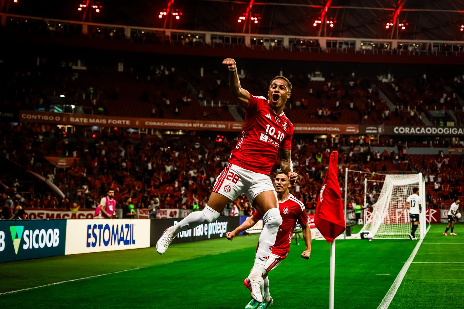 Jogador do Inter comemora gol no Beira-Rio, estádio onde o clube recebe o Coritiba.