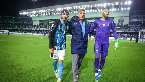 Renato Portaluppi ao lado do goleiro Weverton após partida do Grêmio contra o Coritiba, pelo Campeonato Brasileiro.