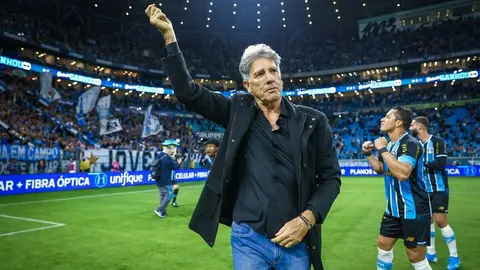 Renato Portaluppi comemora na Arena após a vitória do Grêmio sobre o Athletico-PR.