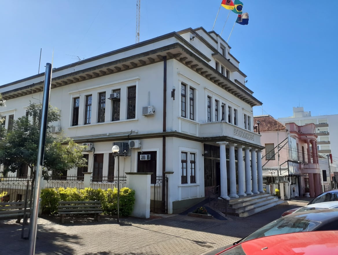 Fachada da Prefeitura de Ijuí, que abre o Edital nº 01/2026 com vagas e cadastro reserva.