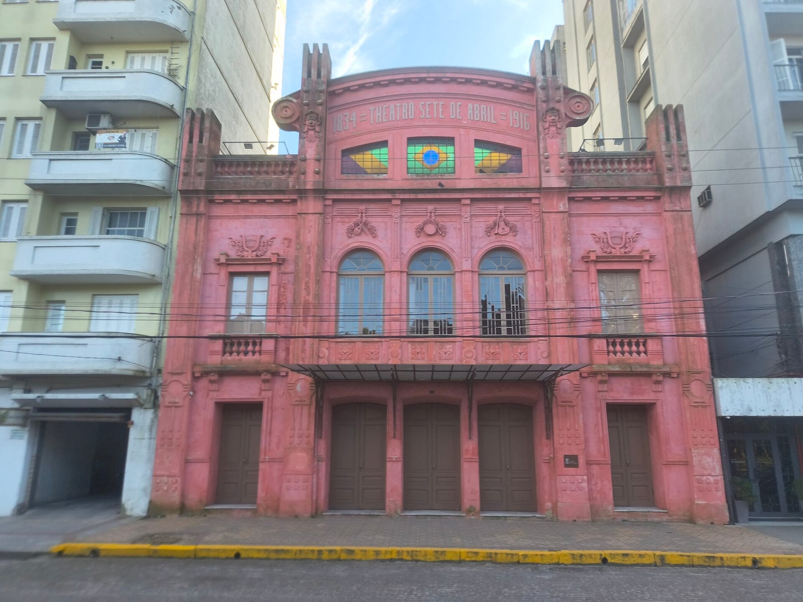 Fachada do Theatro Sete de Abril, em Pelotas, onde o grupo Suraras do Tapajós se apresenta.