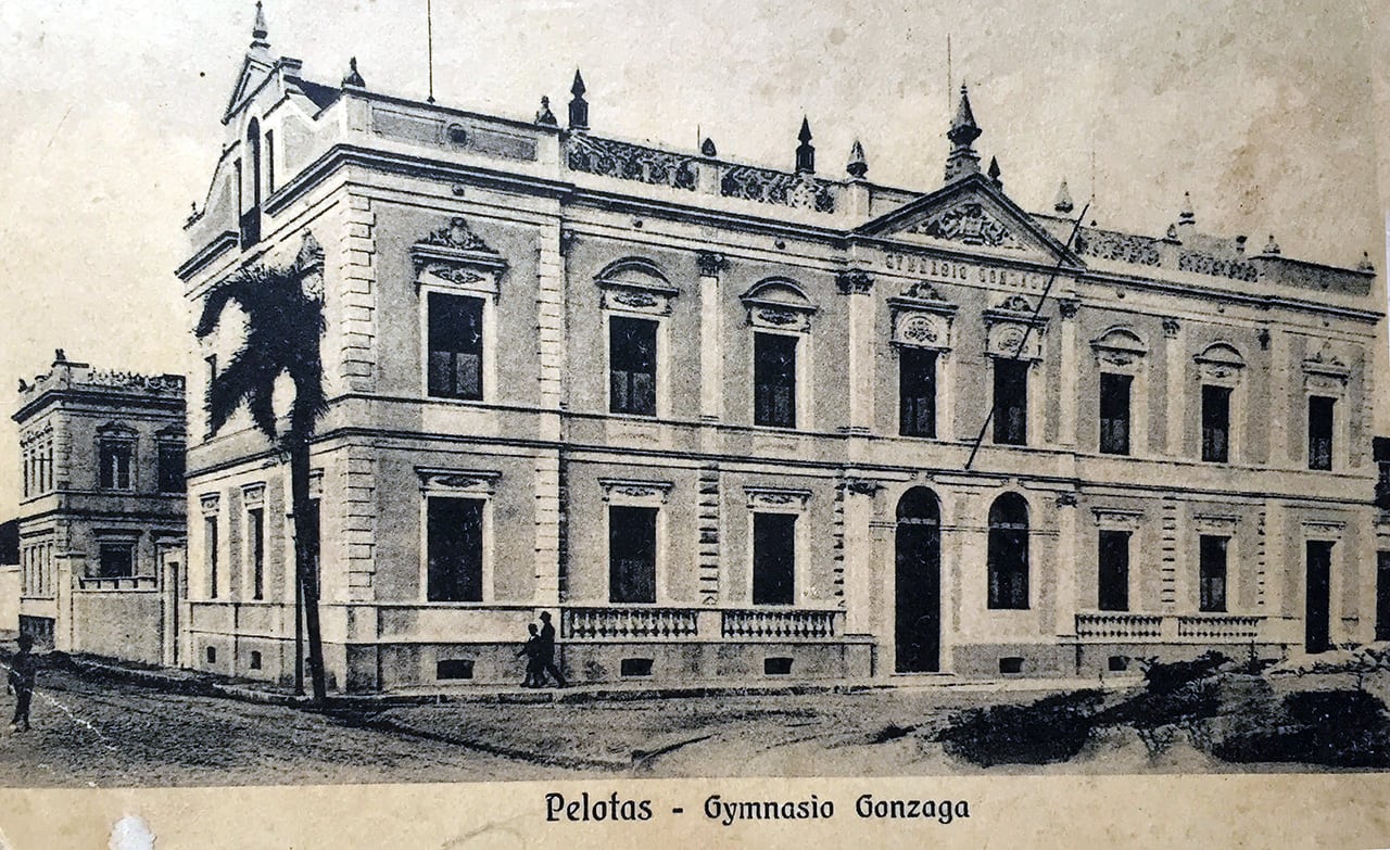 Fachada do antigo Gymnasio Gonzaga, em Pelotas, em imagem histórica de data não identificada.