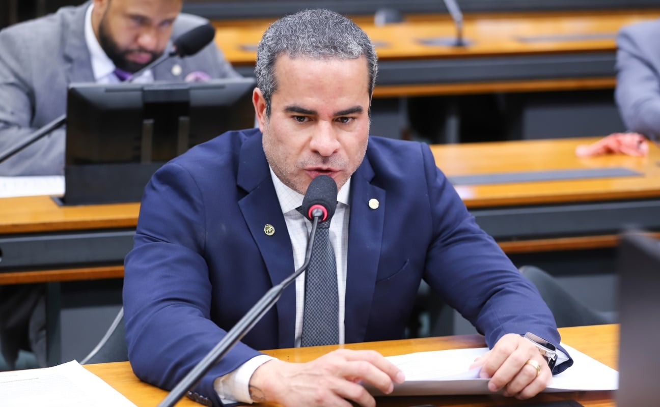 Deputado federal fala ao microfone durante sessão na Câmara dos Deputados.