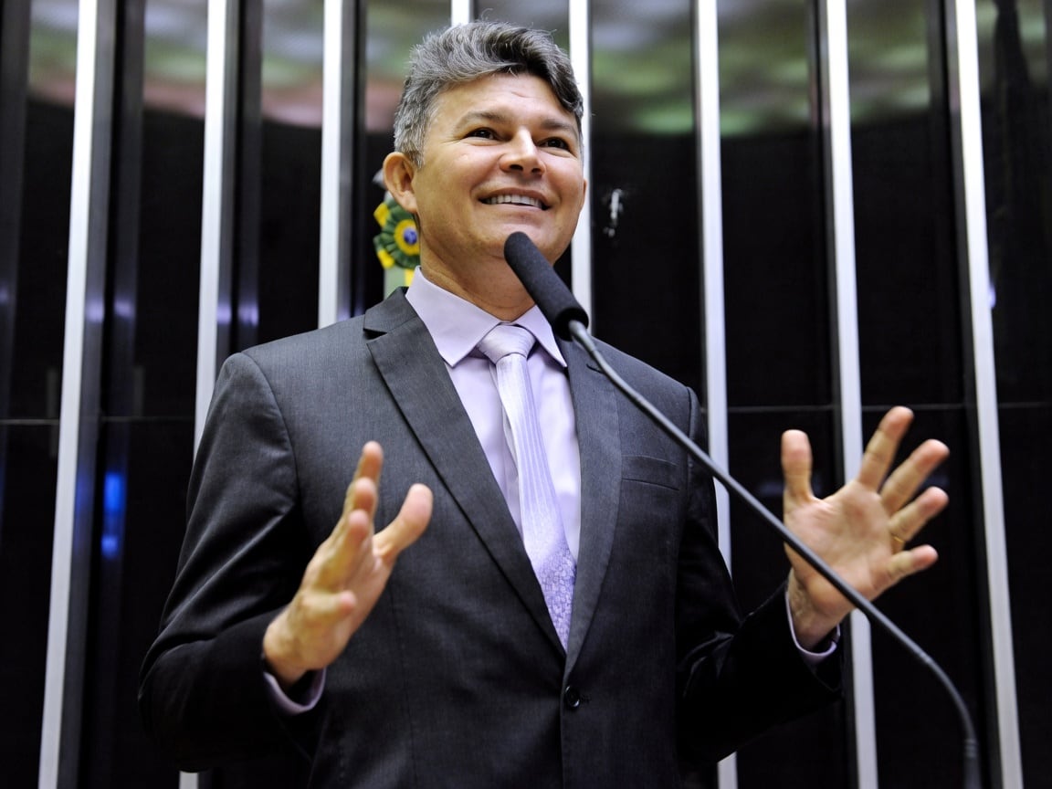 O deputado José Medeiros (PL-MT) discursa no plenário da Câmara dos Deputados.