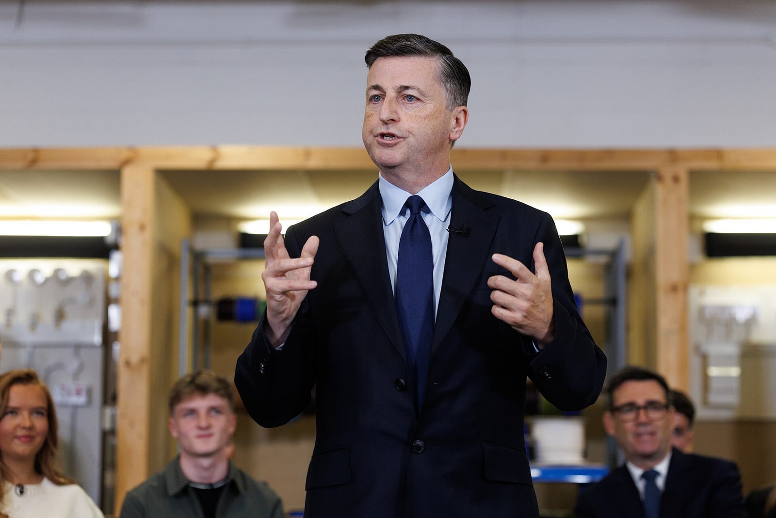 O primeiro-ministro Andy Burnham em visita ao New College Lanarkshire, na Escócia.