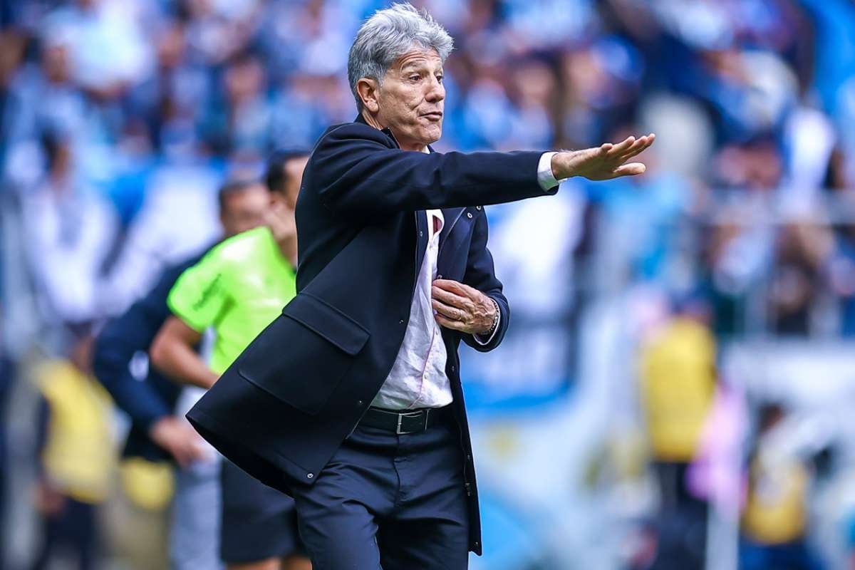 O técnico Renato Portaluppi gesticula à beira do campo durante uma partida do Grêmio.
