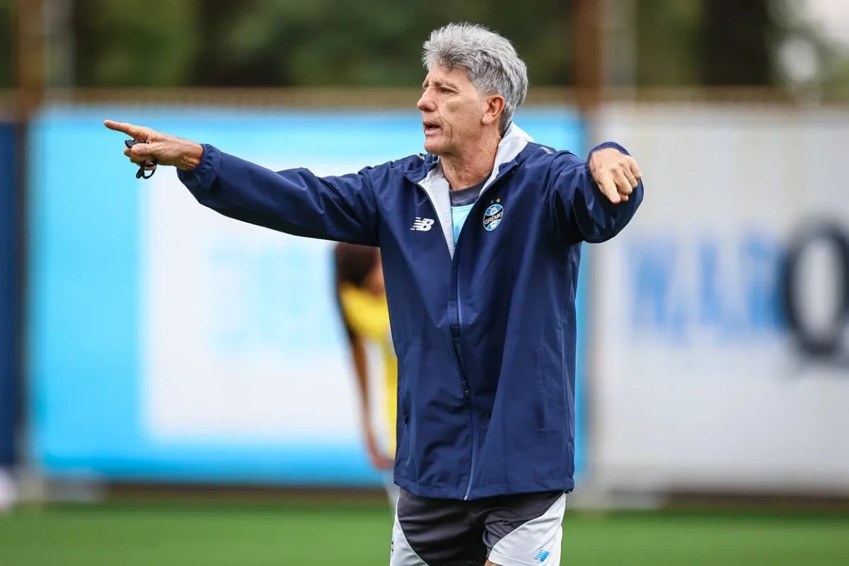 Renato Portaluppi gesticula durante atividade no gramado, com uniforme do Grêmio.