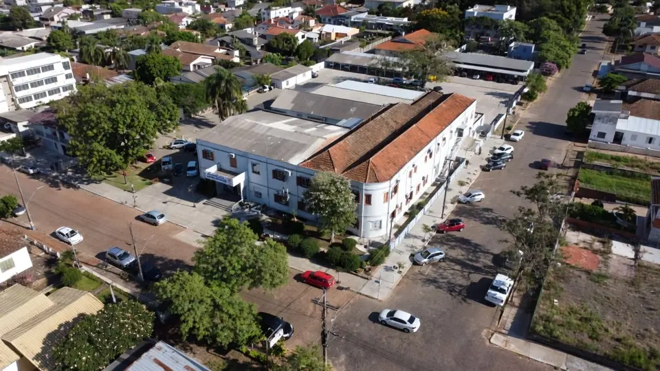 Fachada de prédio público em Cachoeira do Sul com bandeira do Rio Grande do Sul hasteada em dia de sol